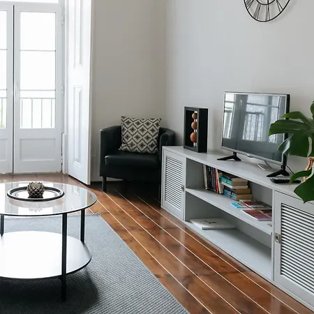 Diogo's Alcantara I By Mycelia Apartman